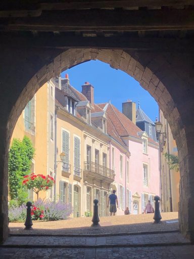 Vue d'une rue pittoresque avec des maisons colorées, décorées de fleurs.